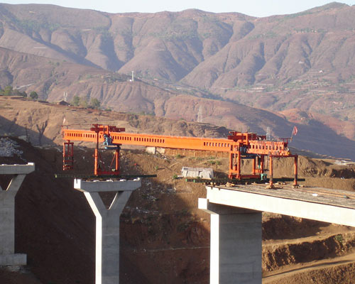 用單導(dǎo)梁架橋機(jī)公路架梁施工